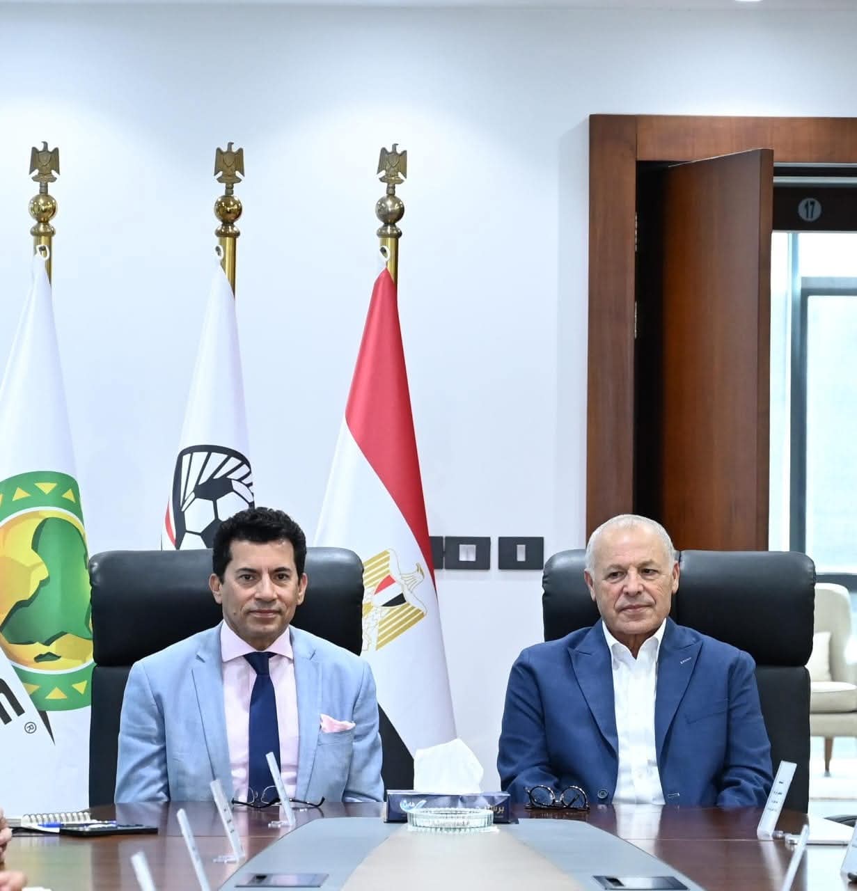 وزير الرياضة يلتقي رئيس الاتحاد المصري لكرة القدم لمتابعة استعدادات المنتخب الأولمبي ودعم خطط الاتحاد والتنسيق في مشروعات اكتشاف الموهوبين بمراكز الشباب...أبرز الموضوعات