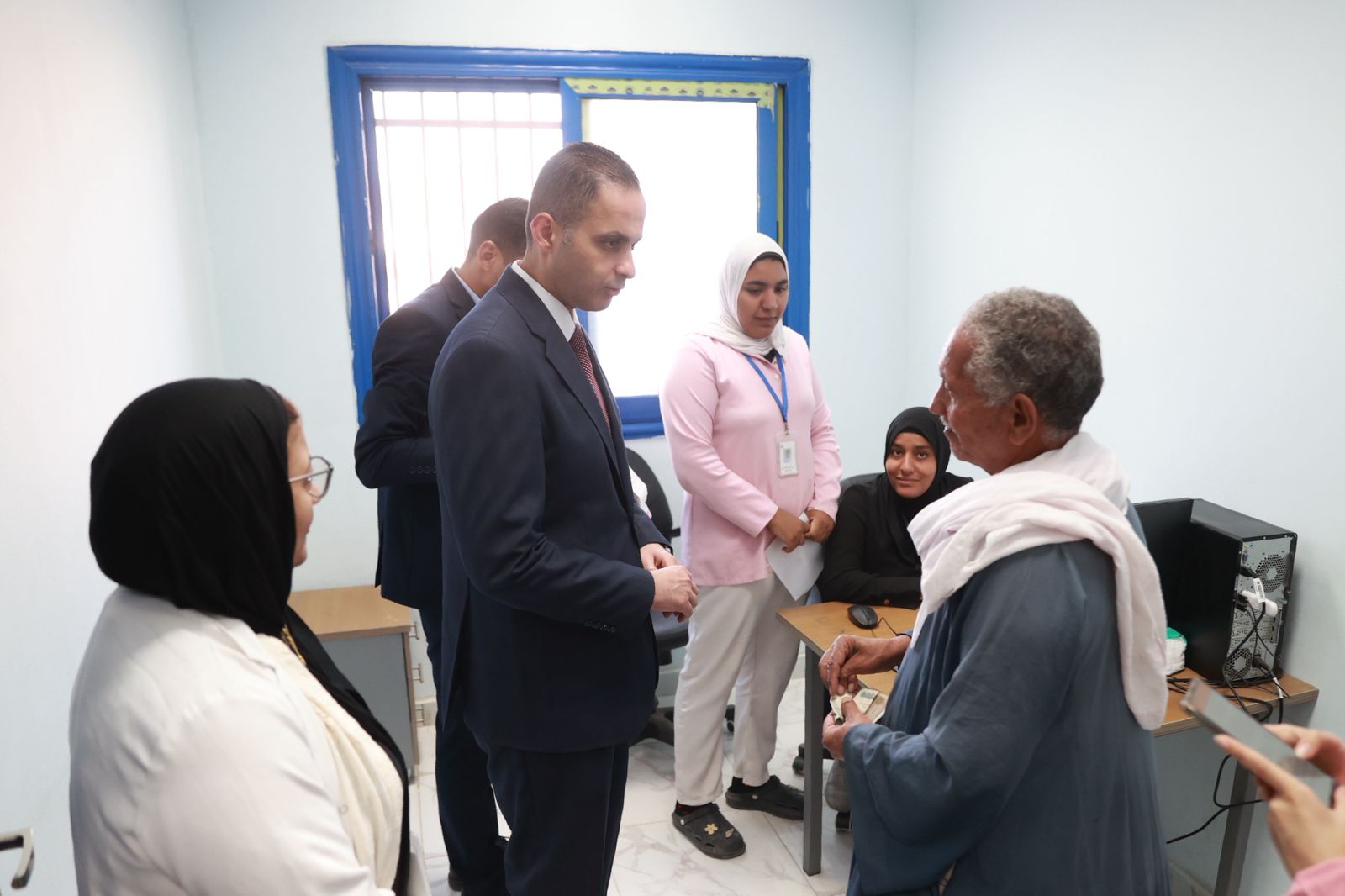 نائب وزير الصحة يتفقد مركز صحة أسرة غرب الجامعات ويوجه بصرف مكافأة للعاملين تقديرًا لأدائهم المتميز