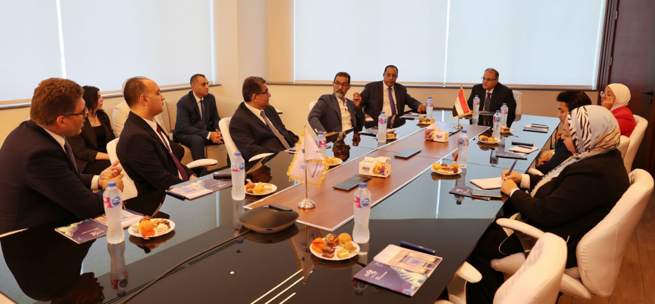 رئيس هيئة الدواء يتفقد مصنع بيوجينيريك بالعاشر من رمضان ويشيد بدوره في توطين صناعة الدواء