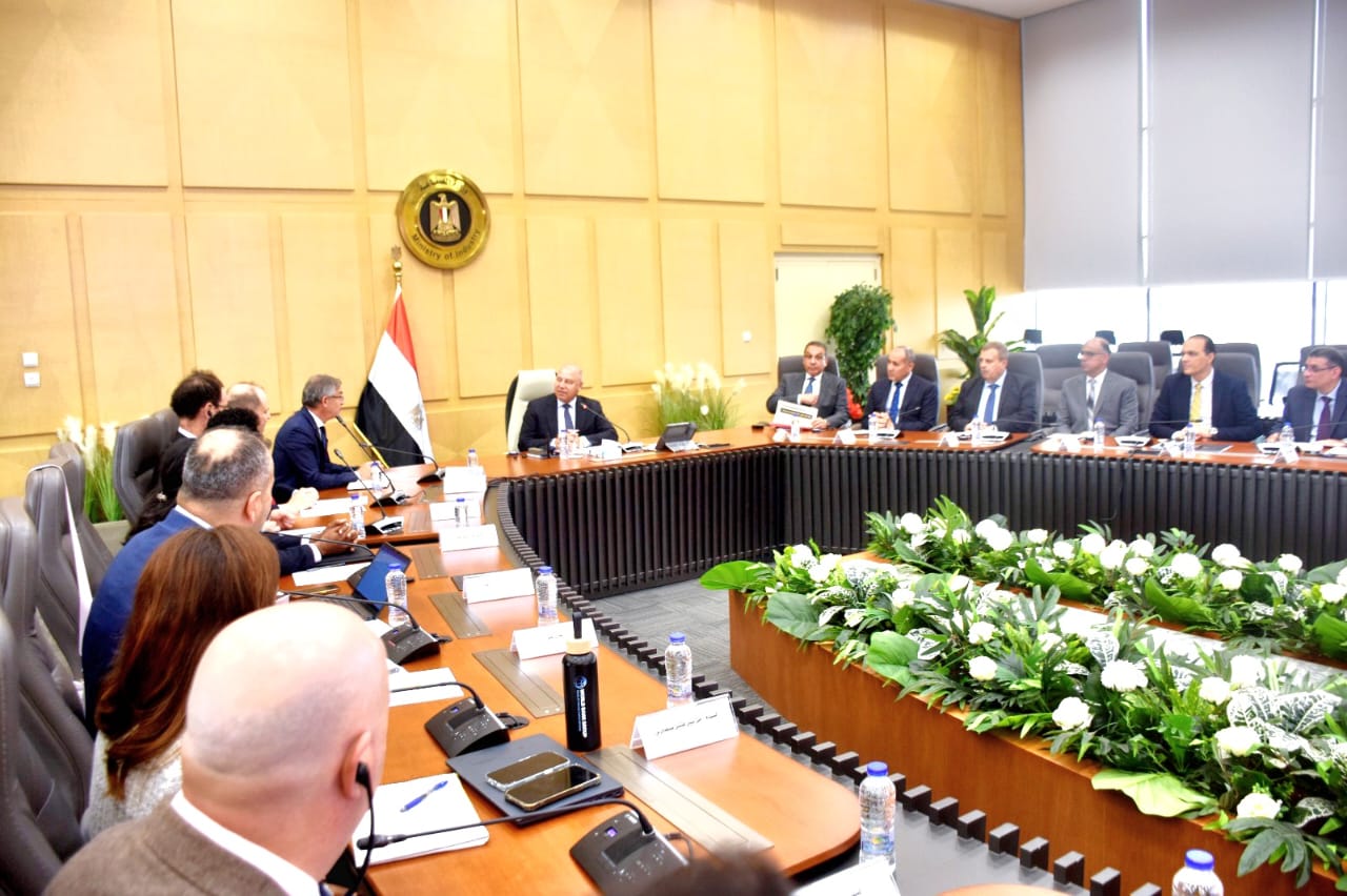 وزير الصناعة والنقل يلتقي وفد البنك الدولى لمتابعة عدد من المشروعات الجاري تنفيذها والتعاون المستقبلي في مجال النقل والصناعة