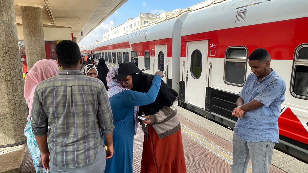سكك حديد مصر تسيّر الرحلة الخامسة والعشرين ضمن مبادرة العودة الطوعية للأشقاء السودانيين