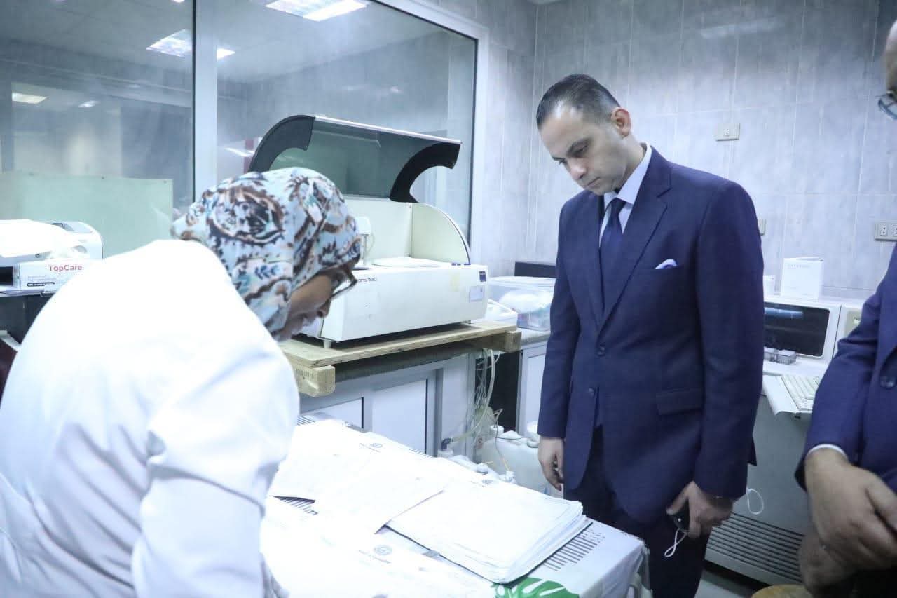 نائب وزير الصحة يجري جولة مفاجئة بالقاهرة ويتفقد المعامل المركزية ومستشفى المنيرة العام