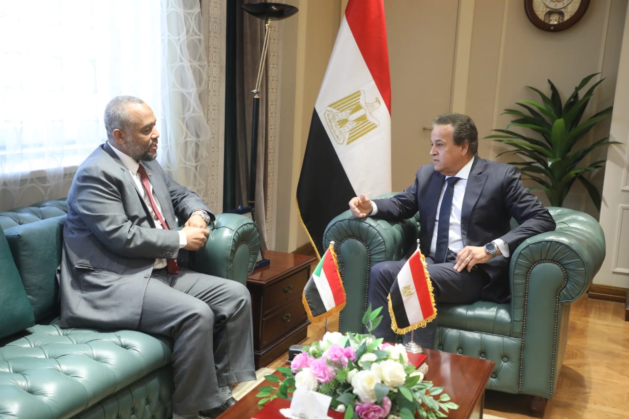 وزير الصحة يبحث مع نظيره السوداني تعزيز التعاون الصحي ودعم الشعب السوداني