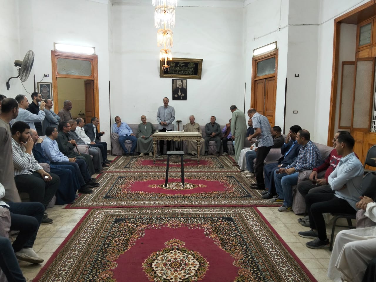 حسين غيته مرشح الحزب المصري الديمقراطي يجري جولة ميدانية بقرية طمبو بمركز بني مزار