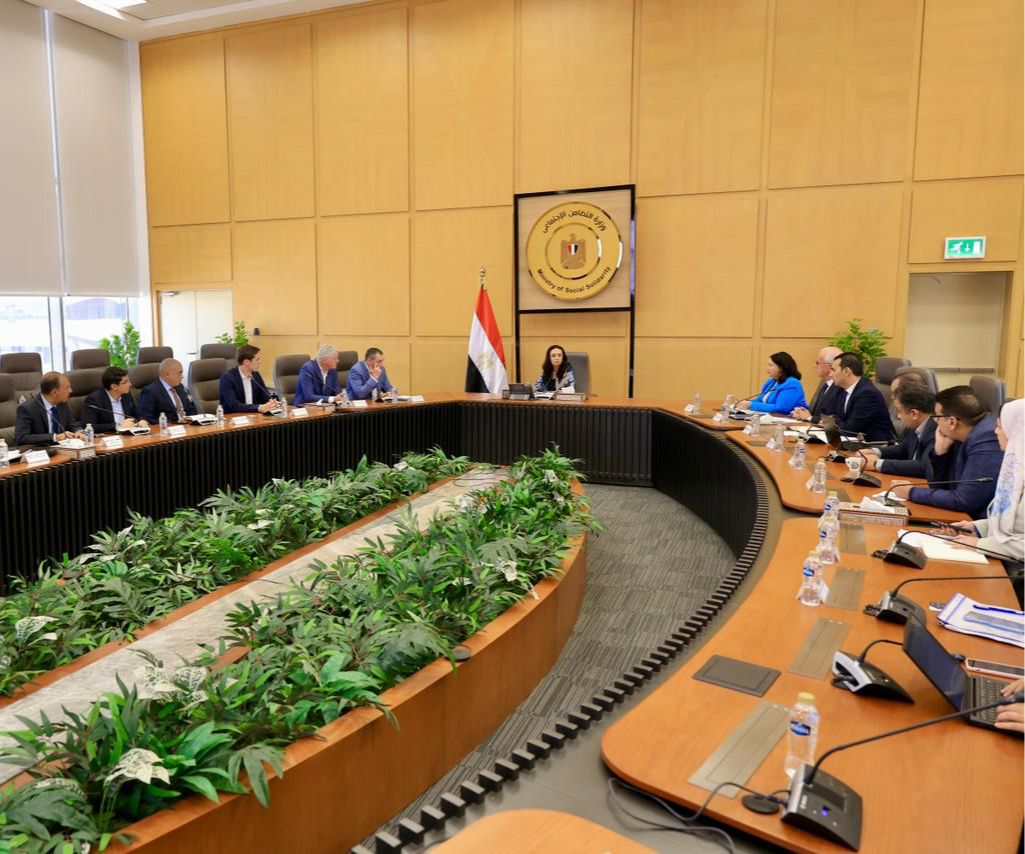 وزيرة التضامن الاجتماعي تلتقي وفدا من شركة اوتوبوك الألمانية لتوطين صناعة الأطراف الصناعية فى مصر