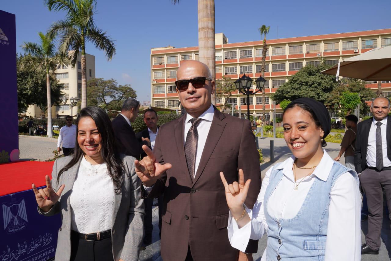 رئيس جامعة عين شمس يشارك الطلاب ذوي الإعاقة السمعية  فعاليات اليوم الرابع للمبادرة الرئاسية "تمكين"
