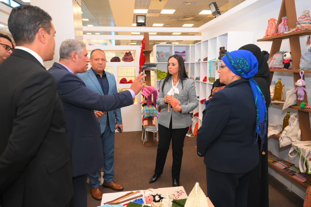 وزيرة التضامن الاجتماعي تتفقد جناح معرض "ديارنا للحرف اليدوية والتراثية" بمطار شرم الشيخ الدولي