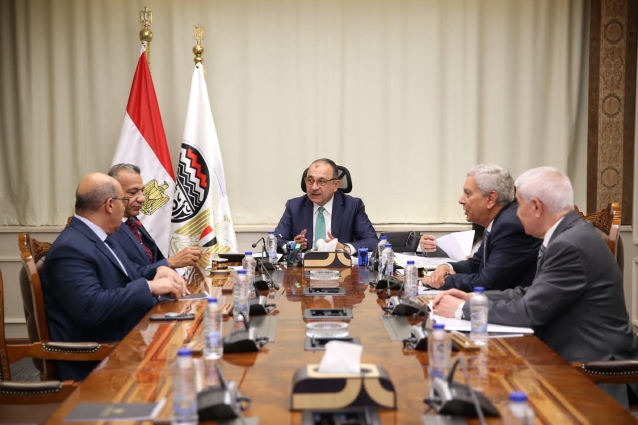 وزير قطاع الأعمال العام يبحث مع نقيب أطباء الأسنان آليات تأمين احتياجات السوق من بنج الأسنان والمستلزمات الطبية من خلال "القابضة للأدوية"