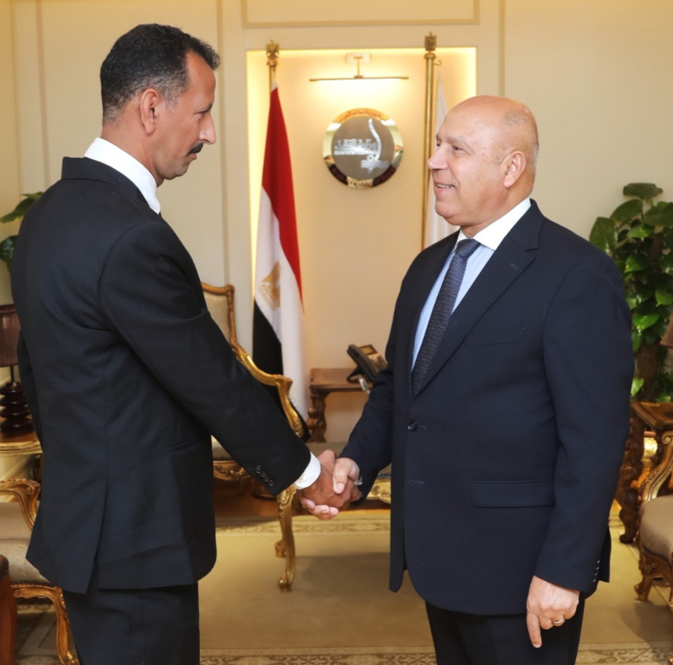 وزير الصناعة والنقل يكرم سائق أتوبيس بشركة غرب ووسط الدلتا عثر على شنطه بها مبلغ يتعدى مليون جنيه تخص أجنبيتين "