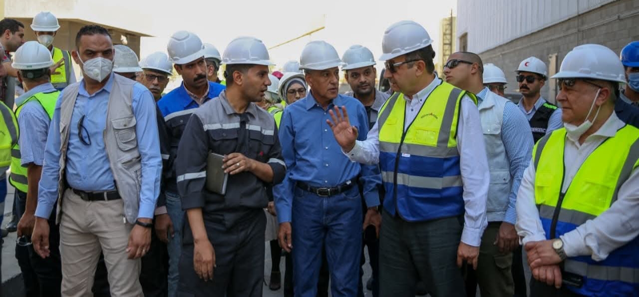 وزير قطاع الأعمال العام يتفقد التشغيل التجريبي لمصنع بلوكات الأنود الكربونية بالعين السخنة بعد إنجاز المرحلة الأولى من إعادة التأهيل