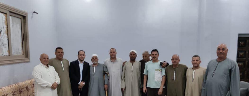 مصطفى عبد المولى يلتقي عائلة الحناضلة بقرية ميدوم ضمن حملة "طرق الأبواب"