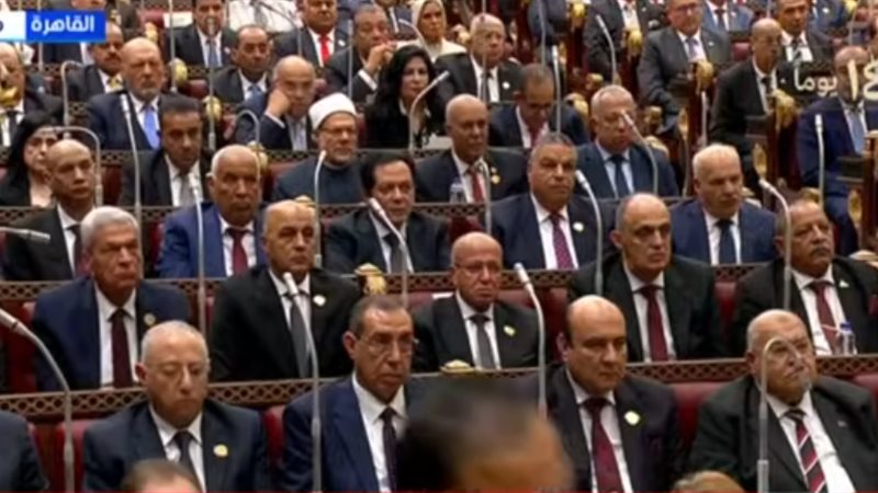 أعضاء مجلس الشيوخ يؤدون اليمين الدستوري خلال الجلسة الافتتاحية