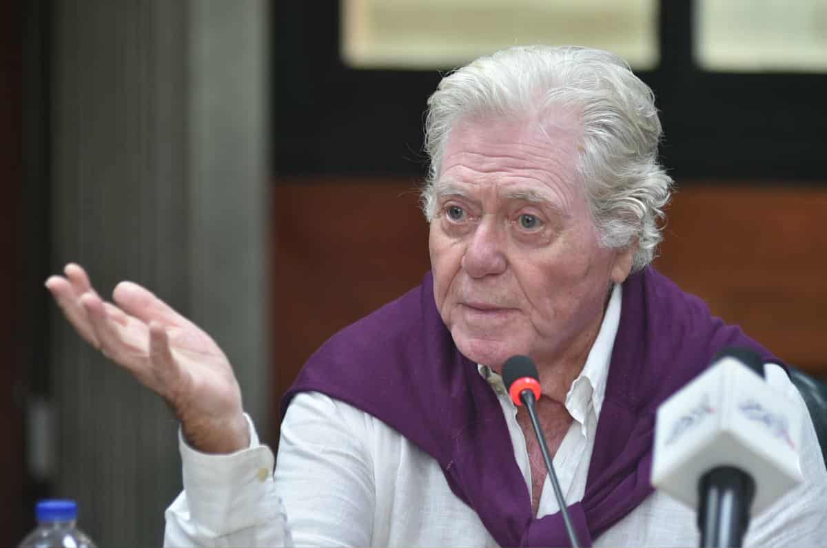 حسين فهمي: أعتز بمصريتي ولم أستخدم جواز سفري الدبلوماسي
