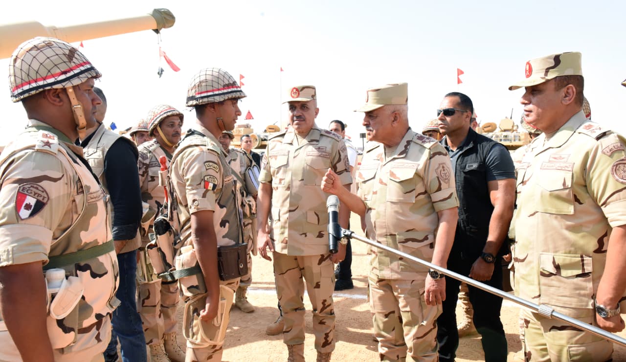 الفريق أول عبد المجيد صقر يشهد إجراءات تفتيش الحرب لأحد تشكيلات المنطقة المركزية