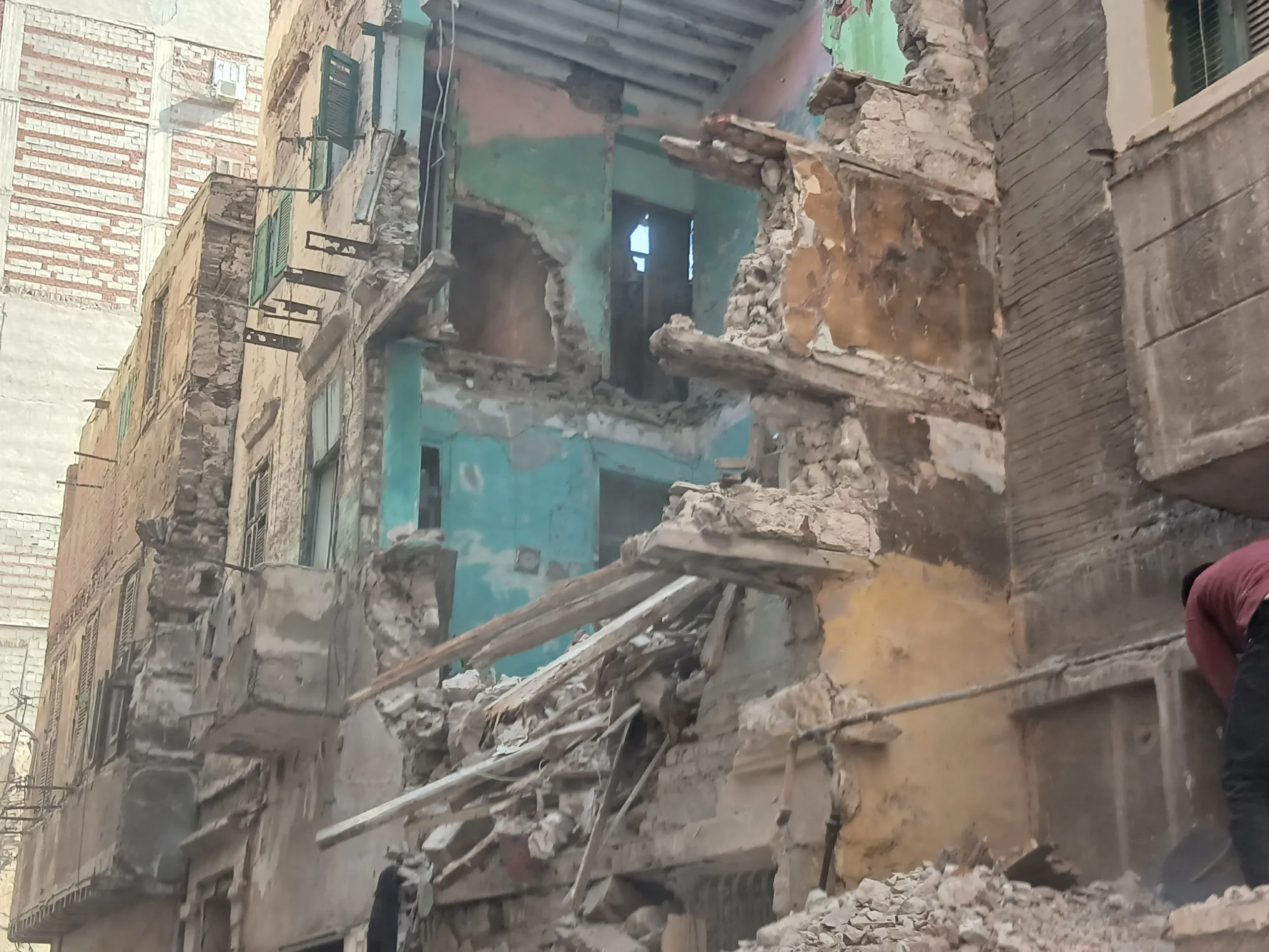 انهيار عقار قديم بمنطقة اللبان في الإسكندرية