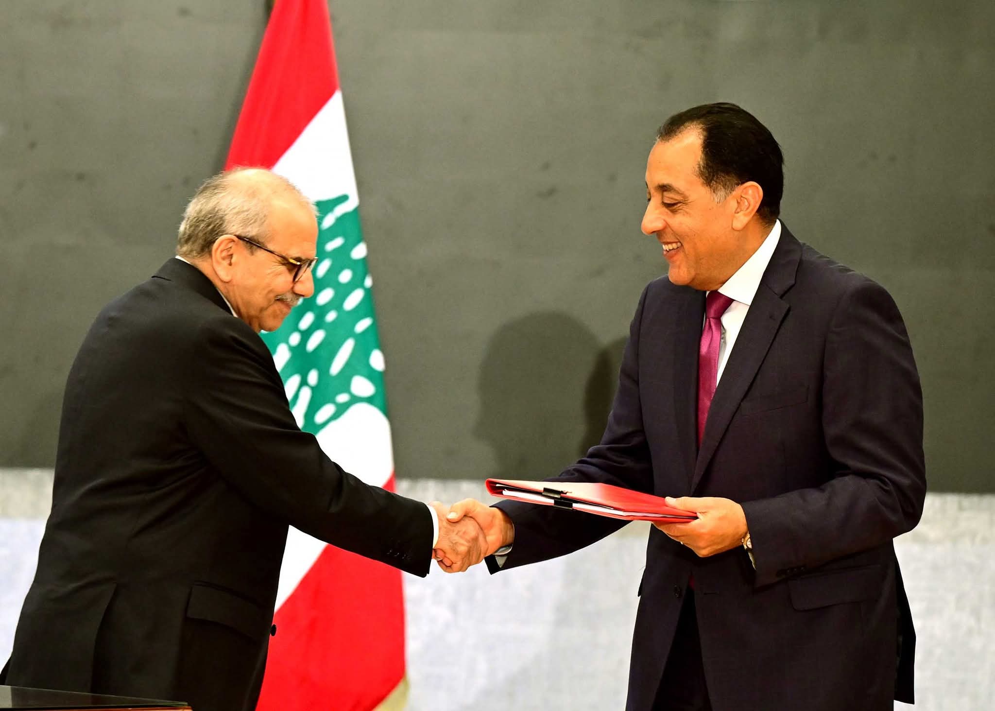رئيسا وزراء مصر ولبنان يشهدان توقيع عدد من مذكرات التفاهم وبروتوكولات التعاون بين البلدين في مختلف المجالات