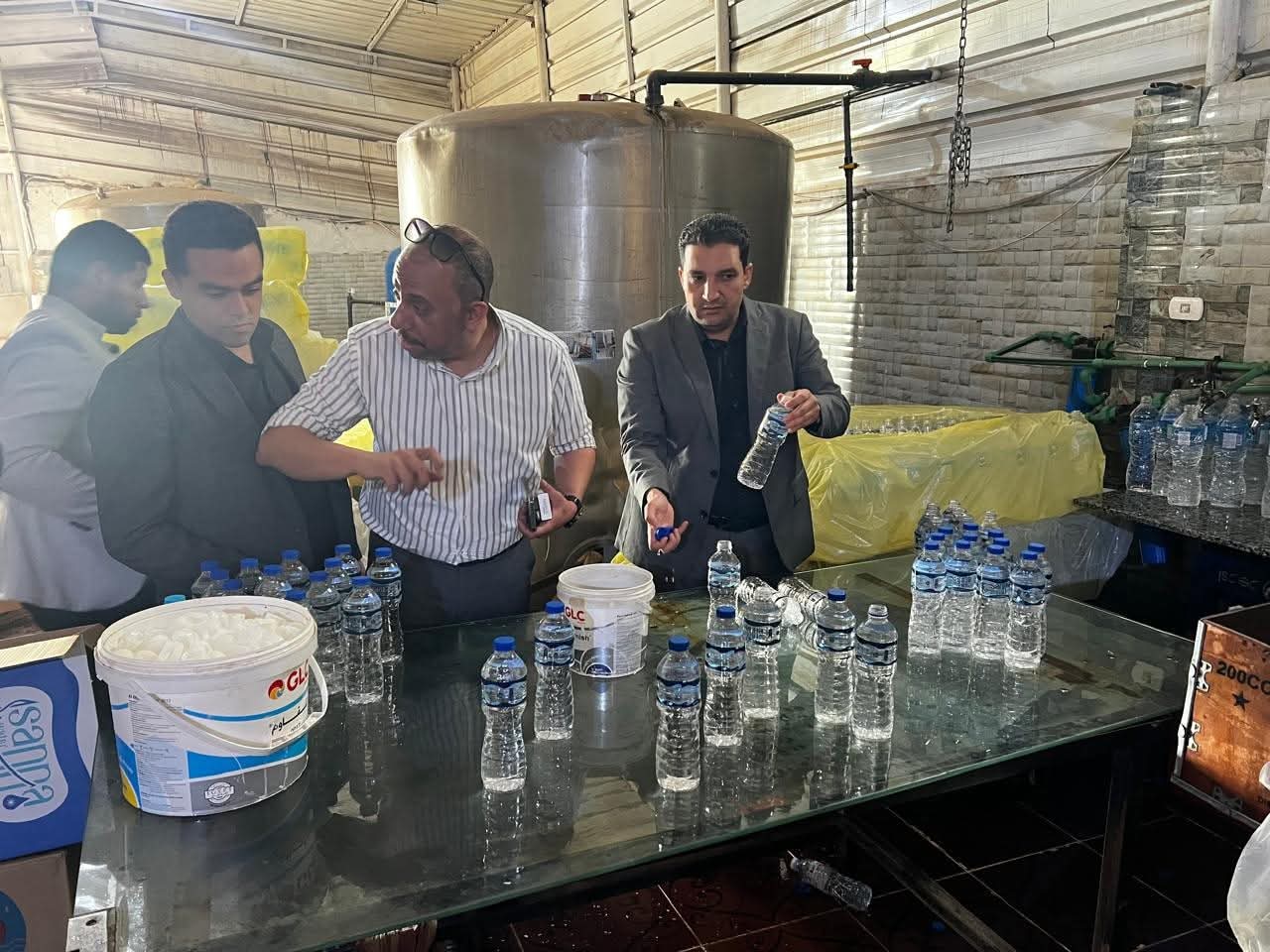 حماية المستهلك تضبط محطة غير مرخصة لتعبئة المياه بالقليوبية وتحجز 80 ألف عبوة مخالفة