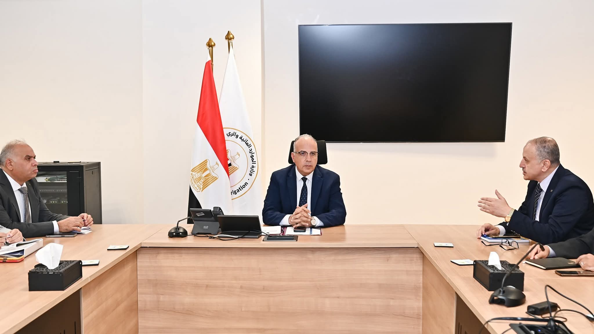 الدكتور سويلم يتابع إجراءات التعامل مع ارتفاع مناسيب مياه البحر نتيجة لتغير المناخ أمام مصبات المصارف الزراعية عند البحر المتوسط