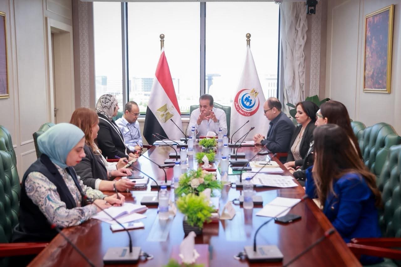 وزير الصحة يترأس اجتماعاً لتطوير خدمات العلاج الطبيعي ومعامل التحاليل بمستشفيات القطاع العلاجي