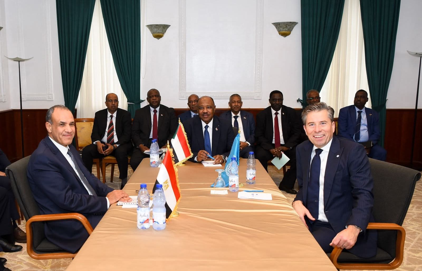 اجتماع ثلاثي بين وزيرى خارجية مصر والسودان ووكيل السكرتير العام للأمم المتحدة للشئون الإنسانية ومنسق الإغاثة في حالات الطوارئ لبحث الجهود الإنسانية في السودان