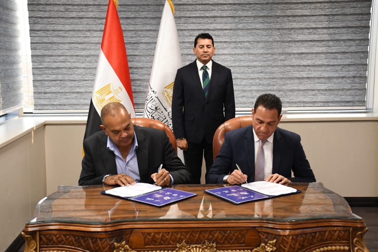 وزير الشباب يشهد توقيع بروتوكول تنظيم بطولة العالم للسباحة بالزعانف للجامعات 2026 بشرم الشيخ