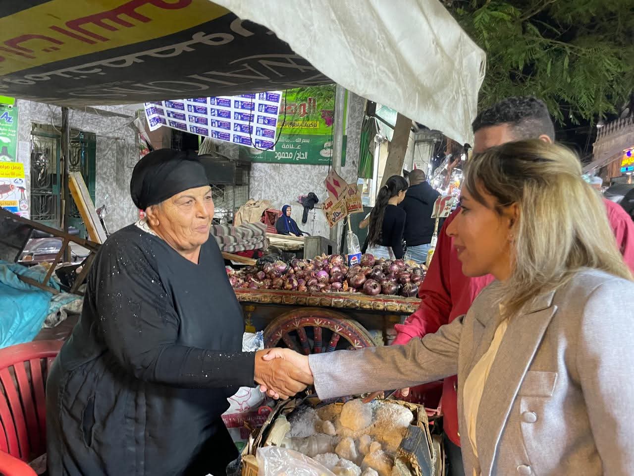 فائقة طلبة مرشحة حزب الدستور وتحالف الطريق الحر تتجول في الدرب الأحمر: «الحي اللي يحسسك بروح ولاد البلد»