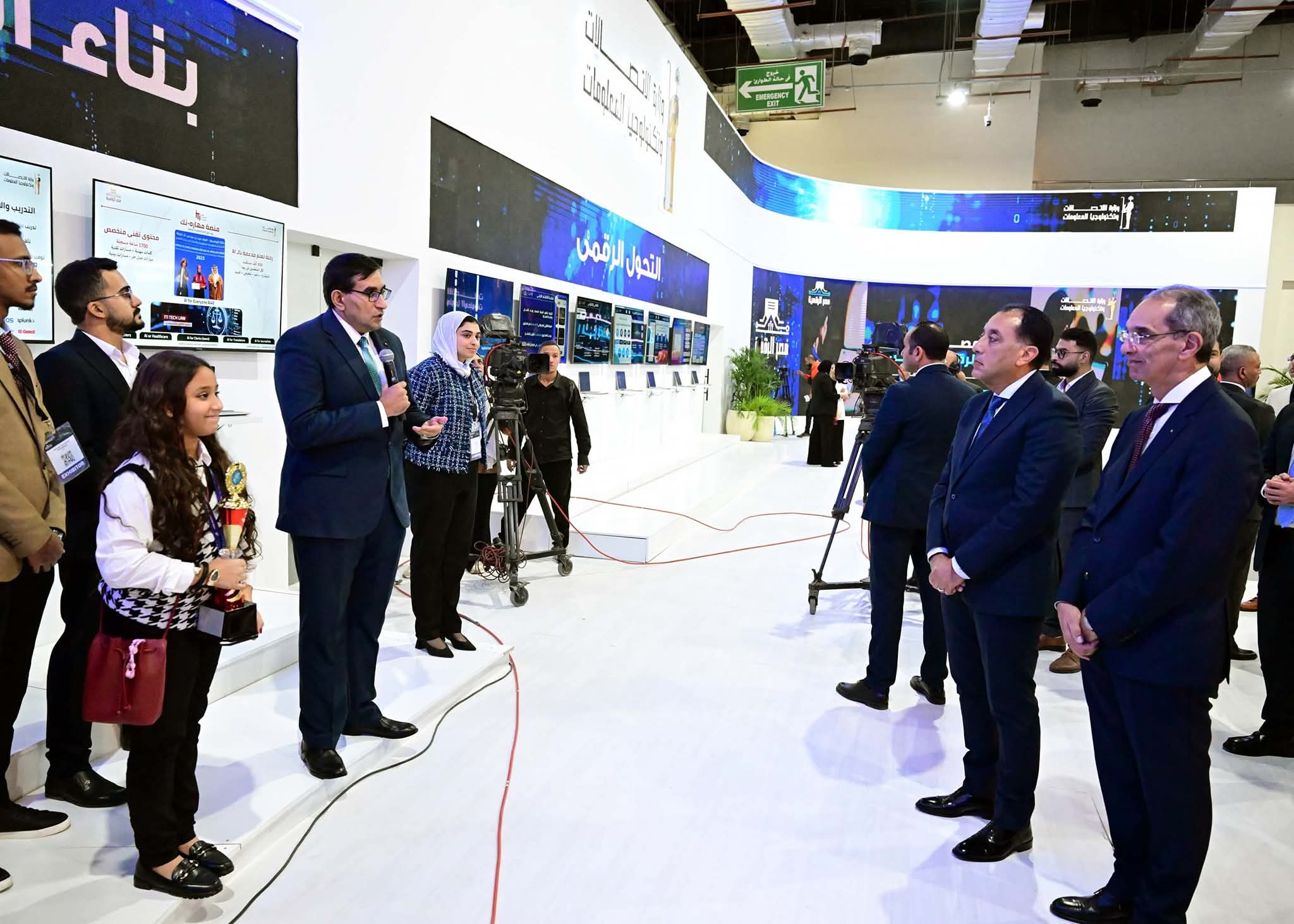 مدبولى بالمعرض الدولي للتكنولوجيا يستمع لتجربة طفلة مصرية صغيرة باستخدام تقنية الذكاء الاصطناعيّ
