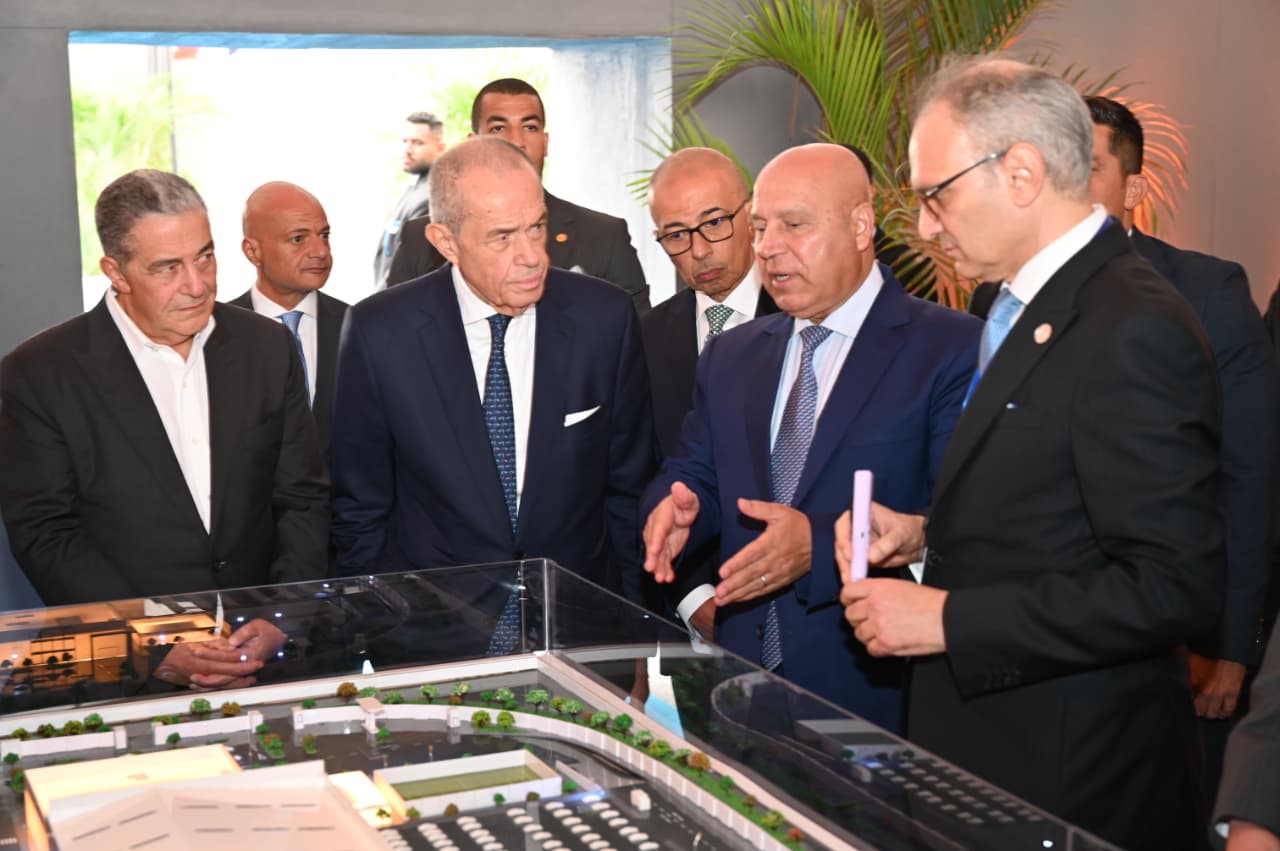 وزير الصناعة والنقل يضع حجر الأساس لمصنع ماك لوسائل النقل التابع لمجموعة المنصور للسيارات بمدينة السادس من أكتوبر