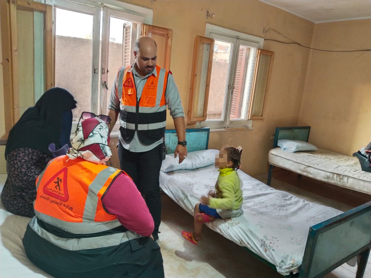 التضامن ..التدخل السريع ينقذ أسرة بلا مأوى في القاهرة .. وينقلها بشكل مؤقت لدار رعاية