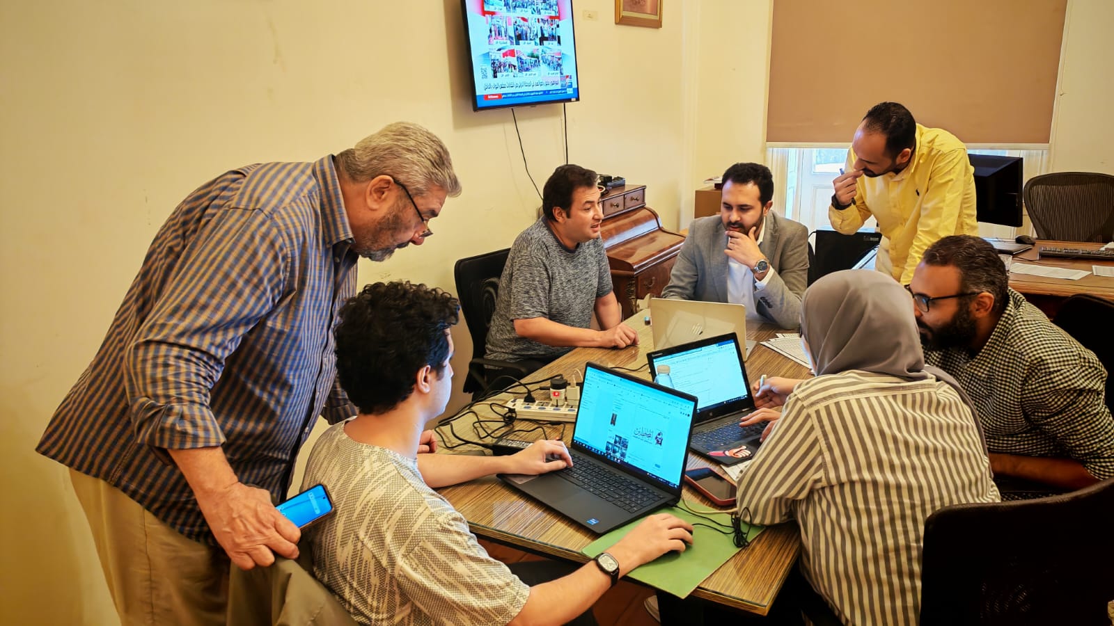 غرفة عمليات حزب المحافظين ترصد رشاوى انتخابية وتوجيهًا للناخبين في اليوم الأول للمرحلة الثانية