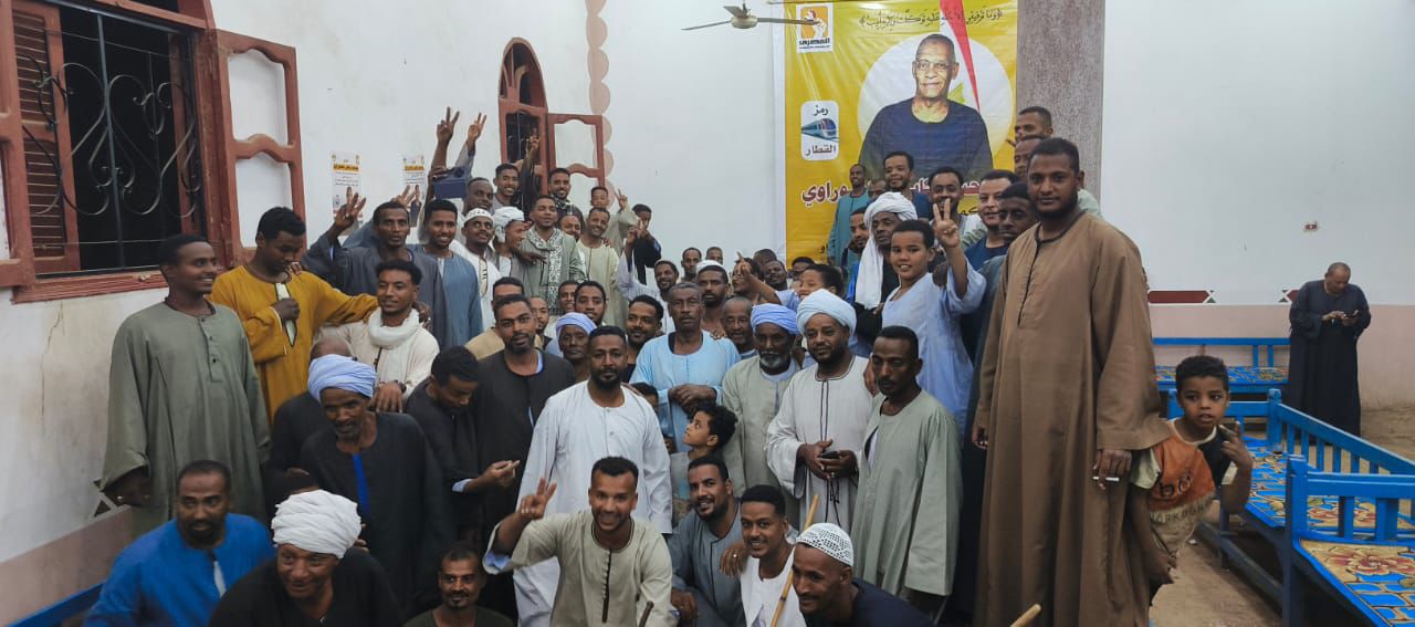 “بعد دخول الإعادة… الحاج مدحت يواصل جولاته بين قرى غرب وشرق النيل بمركز دراو