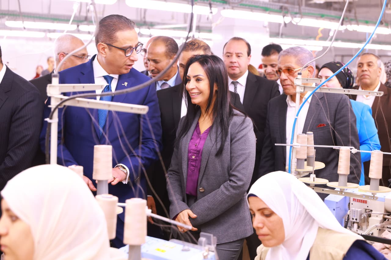 وزيرة التضامن الاجتماعي ومحافظ الفيوم يتابعان المشروعات الإنتاجية لمصنع الغزل والنسيج بقرية العزب.. ويتفقدان حضانة أبناء العاملات بالمصنع