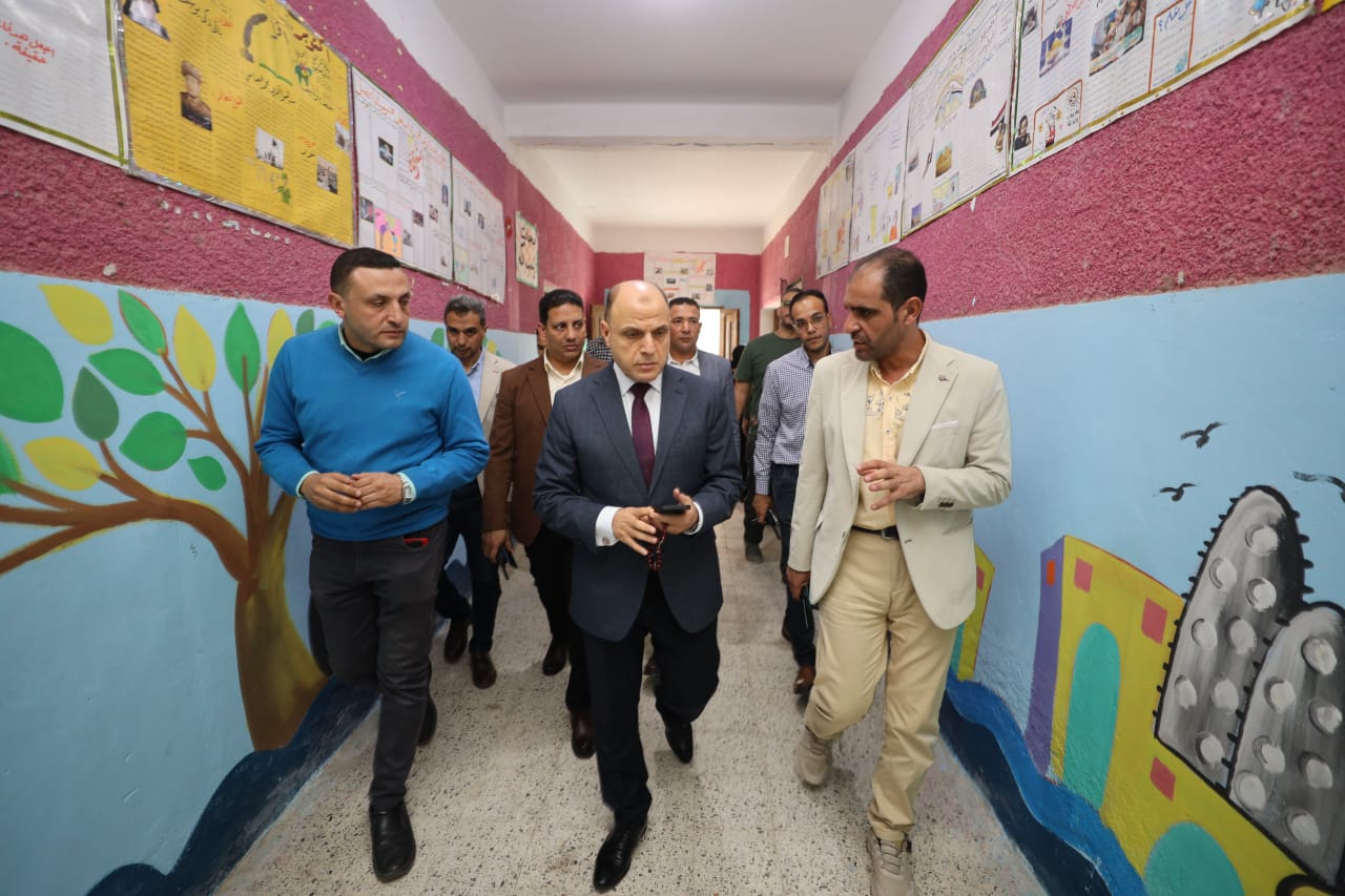 محافظ كفرالشيخ يتفقد اللجان الانتخابية بمجمع مدارس هدى شعراوي للتعليم الأساسي بعاصمة المحافظة