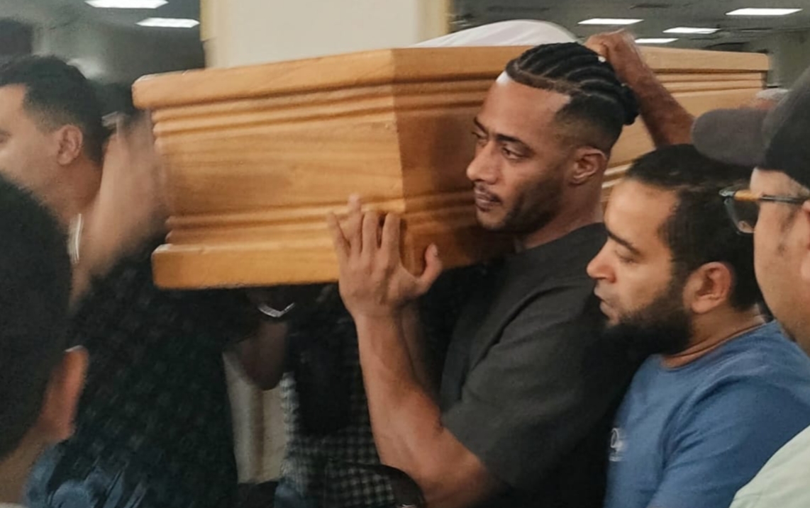 ودعه بالدموع.. انتهاء صلاة الجنازة على والد الفنان محمد رمضان