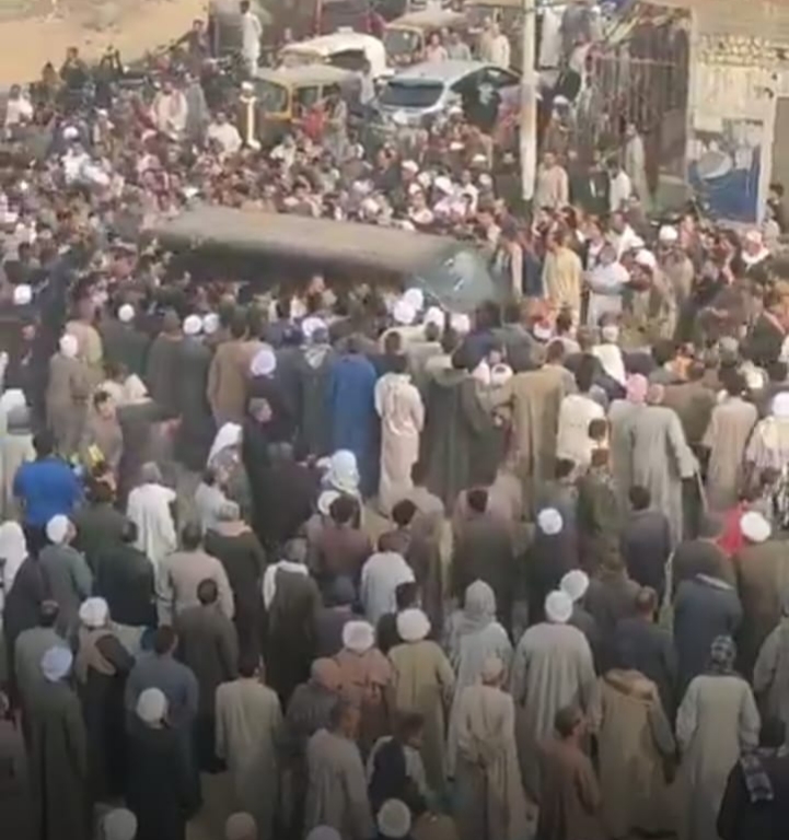 تشييع جثمان شاب من بين عشر  ضحايا حادث مرورى بالسعودية بموكب جنائزي مهيب في أبو ناعورة بالفيوم