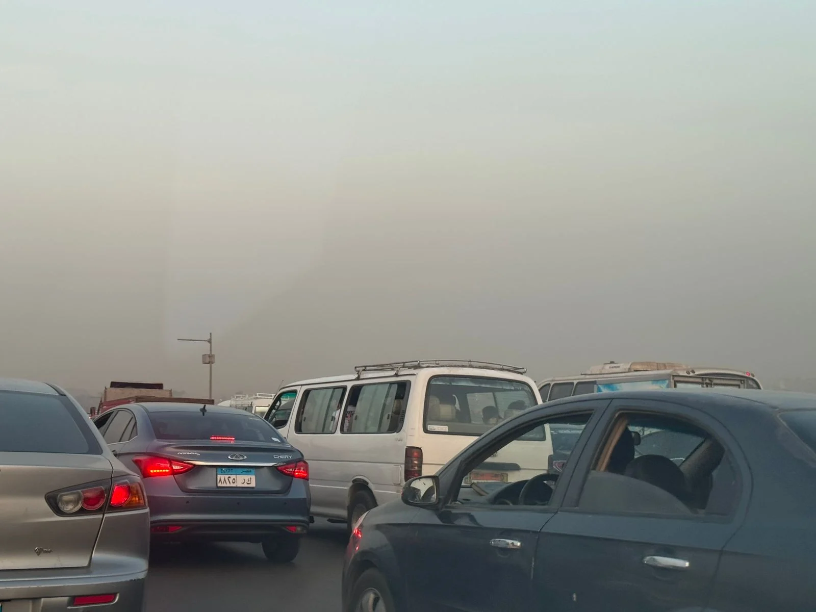 "شلل مروري تام على الطريق السياحي باتجاه المنيب والمعادي والزحام يمتد لمسافات طويلة"