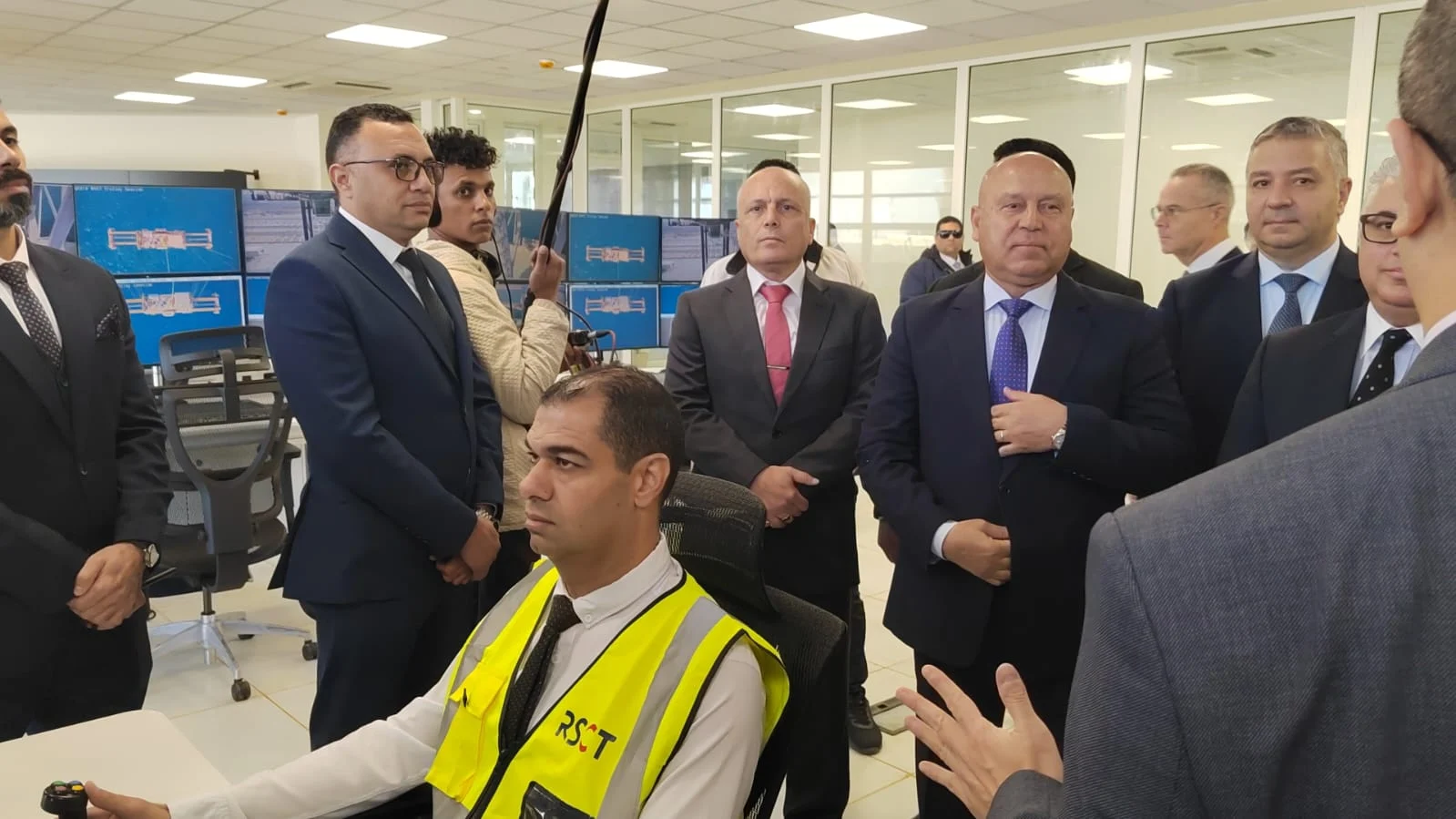 بدء التشغيل التجريبى لمحطة هاتشيسون بميناء السخنة ..اليوم