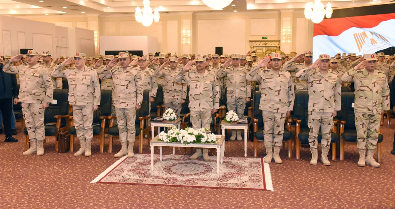 وزير الدفاع والإنتاج الحربي يلتقي مقاتلي قوات حرس الحدود ويكرم عددًا من المتميزين