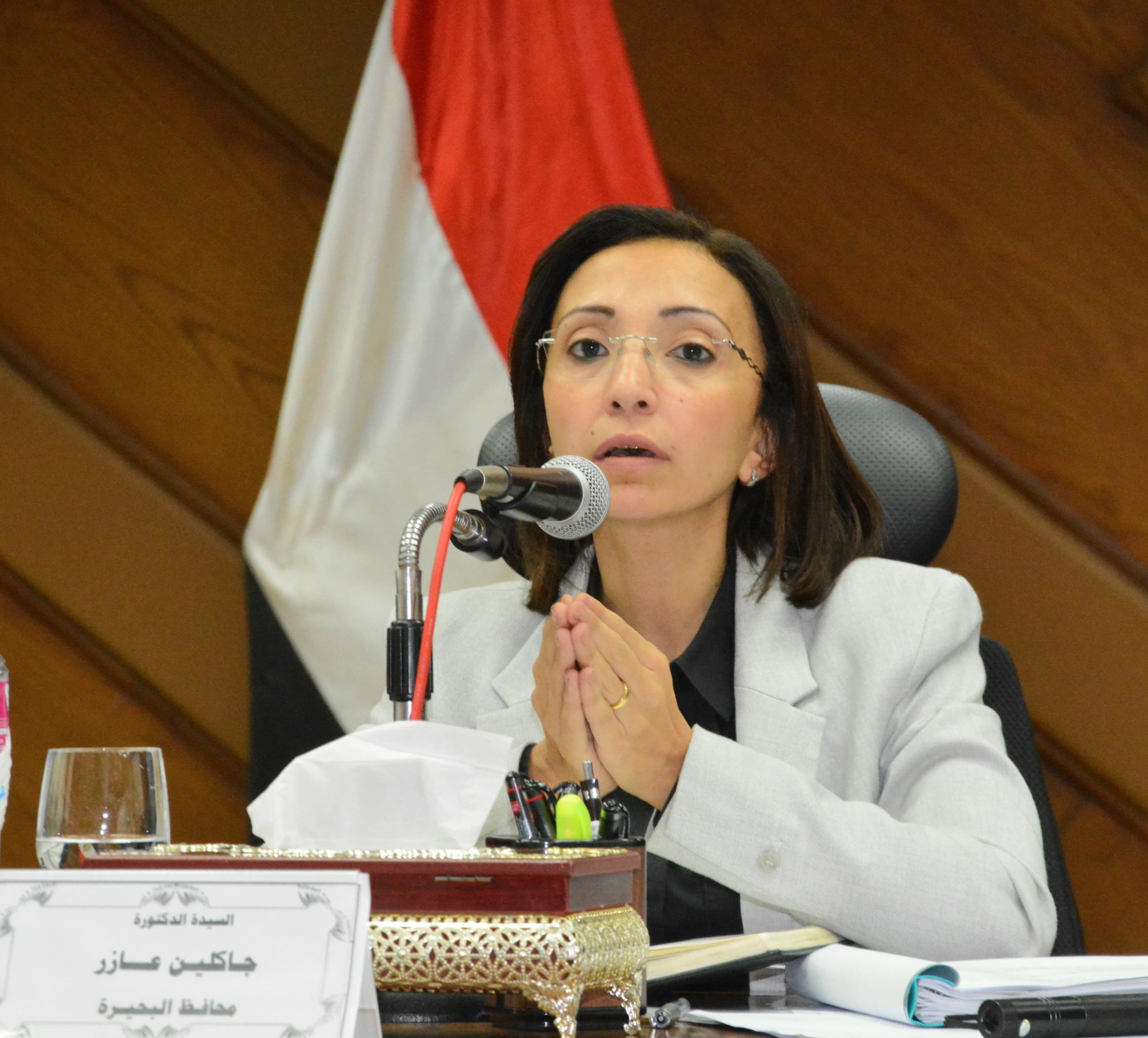 محافظ البحيرة تكشف تفاصيل وأسباب إلغاء قرار منع جلوس السيدات بجانب سائقي الأجرة