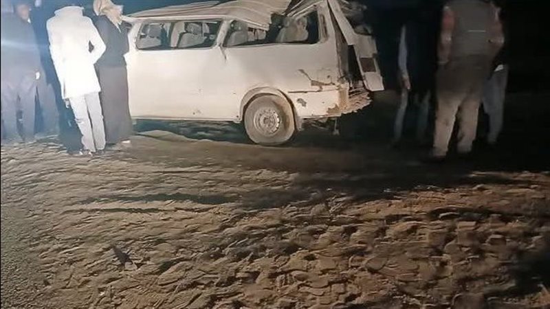 إصابة 14 عاملا إثر انقلاب سيارة ميكروباص أعلى الطريق الصحراوي الغربي