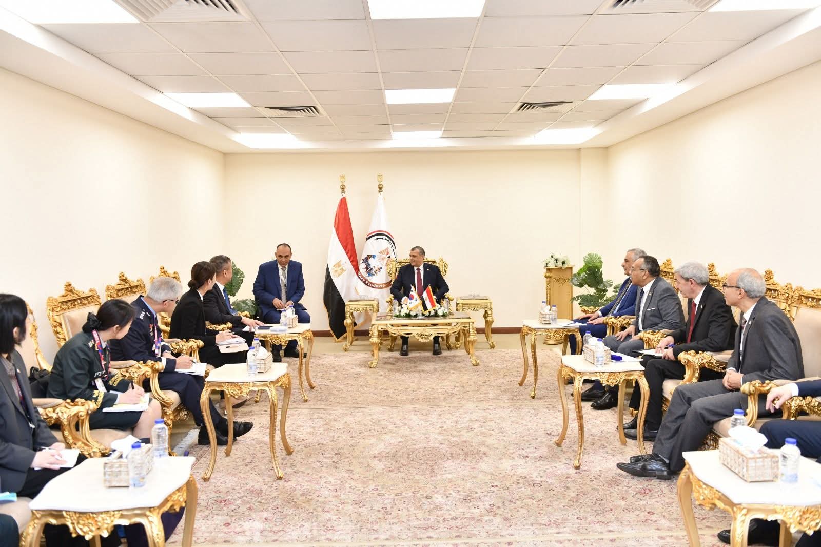 خلال فعاليات ثاني أيام المعرض الدولي للصناعات الدفاعية..     • وزير الدولة للإنتاج الحربي يلتقي نائب وزير DAPA لشئون برنامج القدرات الحالية الكوري الجنوبي 