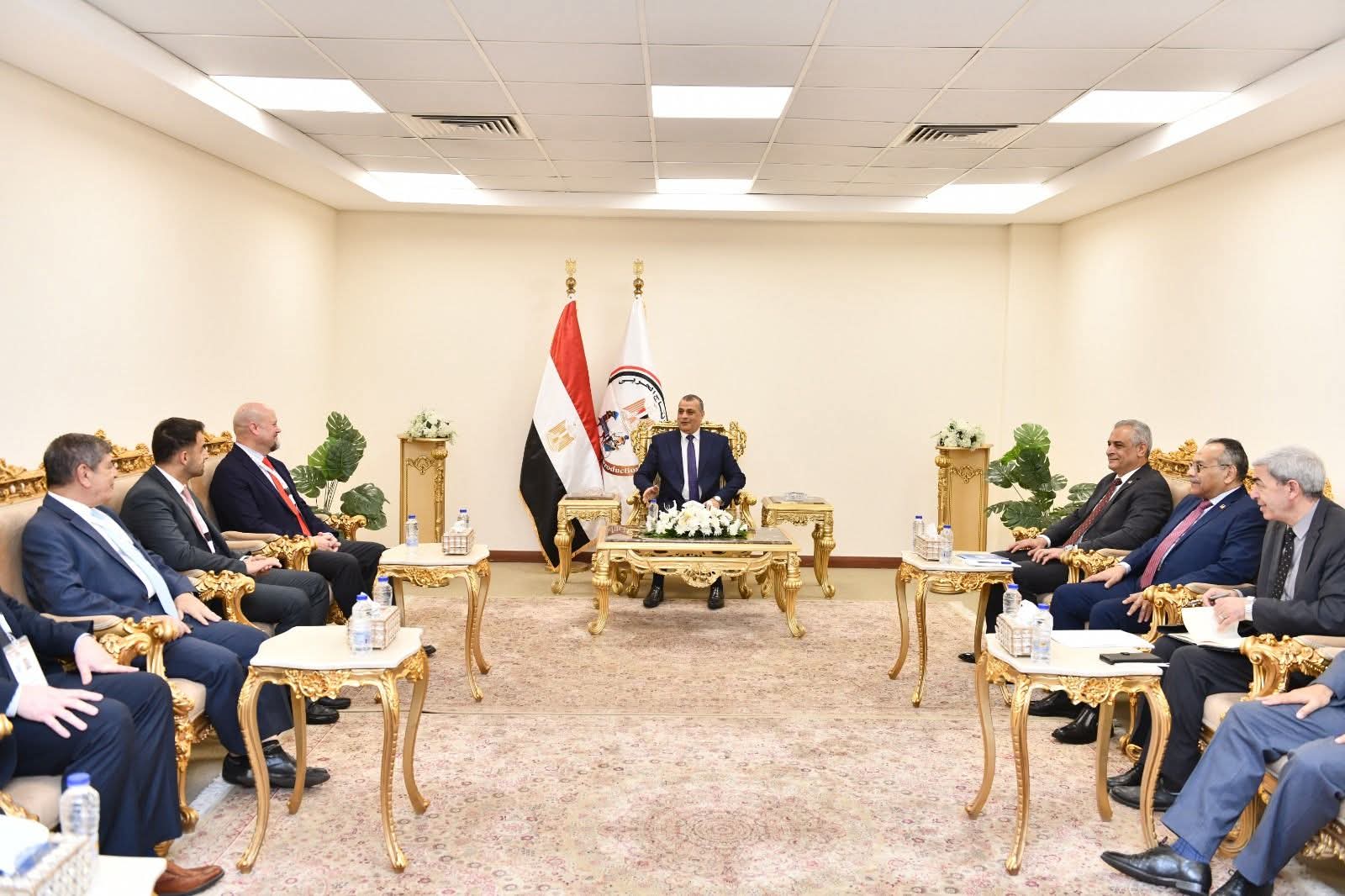 وزير الدولة للإنتاج الحربي يناقش مع ممثلي "نورثروب جرومان" الأمريكية و"هيلينك" اليونانية أوجه التعاون في التصنيع العسكري