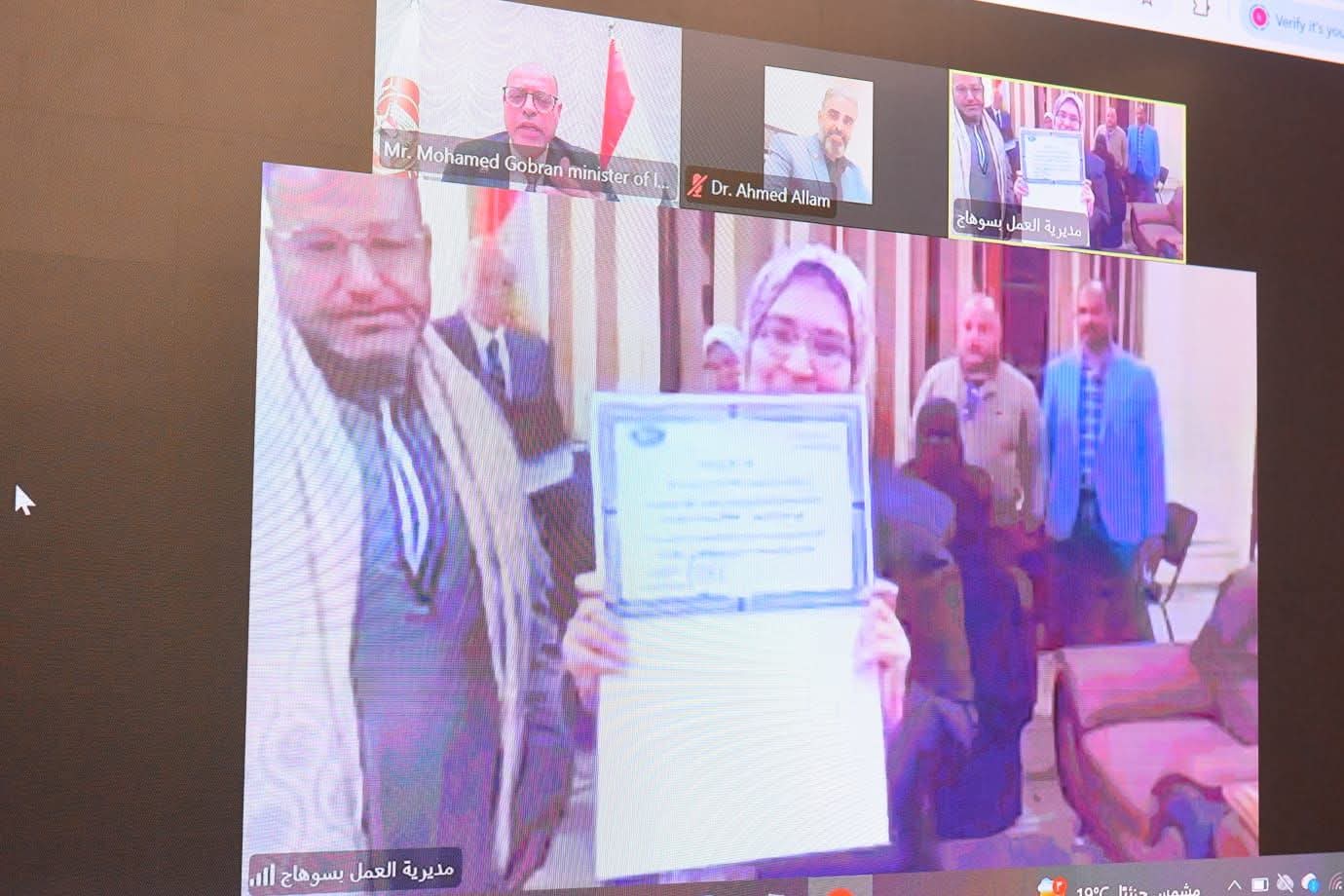  وزير العمل يشهد تسليم إعانات ومستحقات لأسر ضحايا ومصابي عمالة غير منتظمة في 3 محافظات… 200 ألف جنيه لأسرة كل متوفي و20 ألفًا لكل مصاب