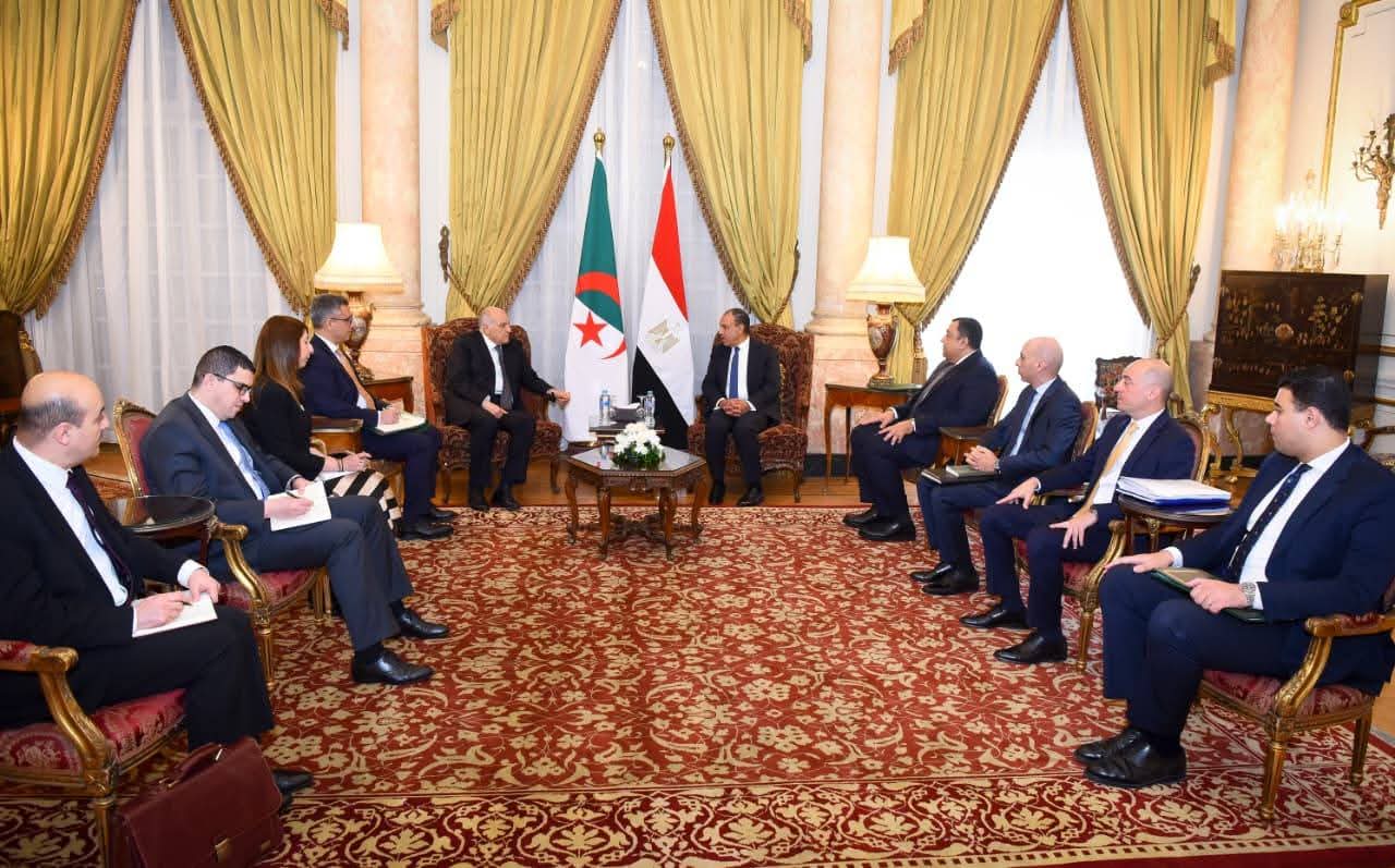 وزير الخارجية يلتقي نظيرة الجزائر لزيادة التعاون الاقتصادي والتجاري والاستثماري بين البلدين