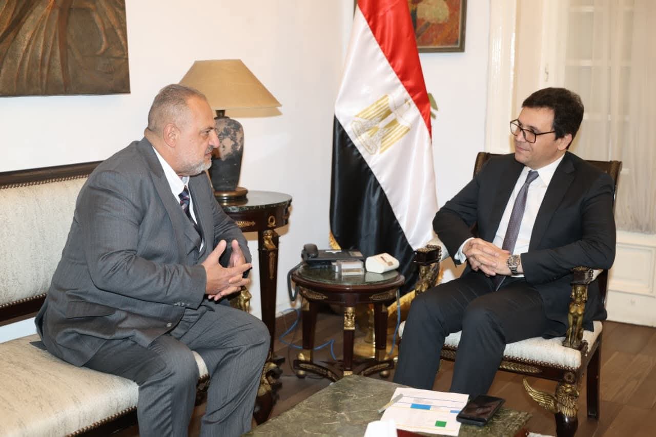 وزير الثقافة يلتقي الفنان القدير خالد الصاوي لبحث إنشاء المركز الدولي للتدريب على فنون المسرح