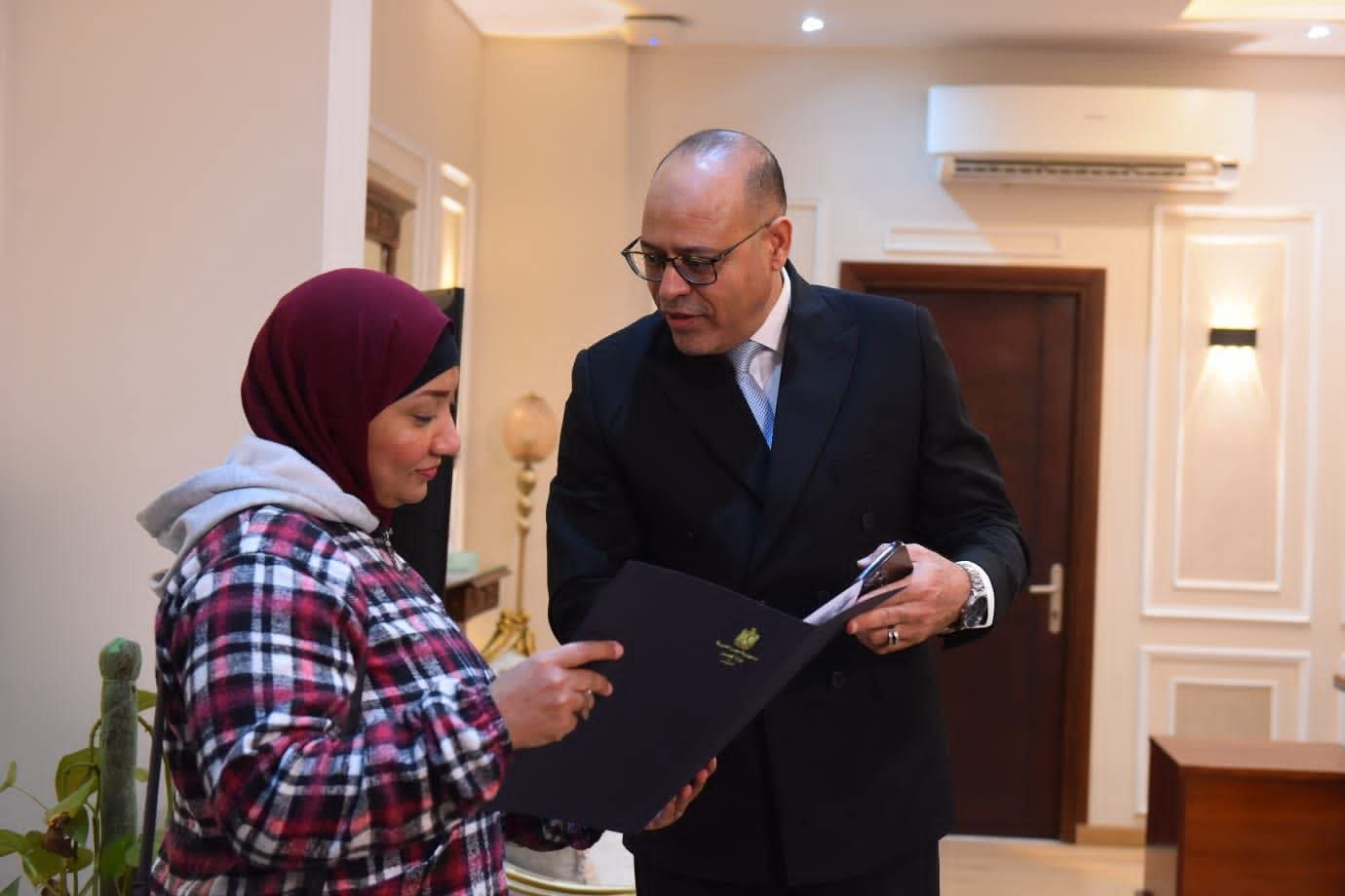 وزارة العمل تمنح «أميرة عبده» فرصة جديدة للحياة بعد استغاثتها