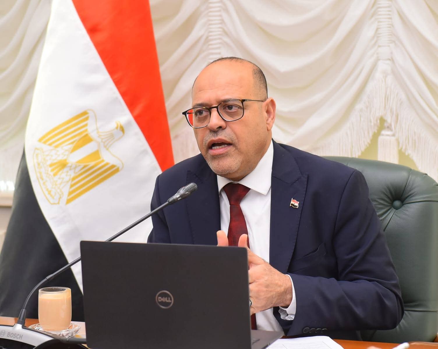 قرار وزاري يحدد الأعمال المتقطعة ويقنن تواجد العامل حتى 12 ساعة يوميًا مع ضمان الأجر الإضافي