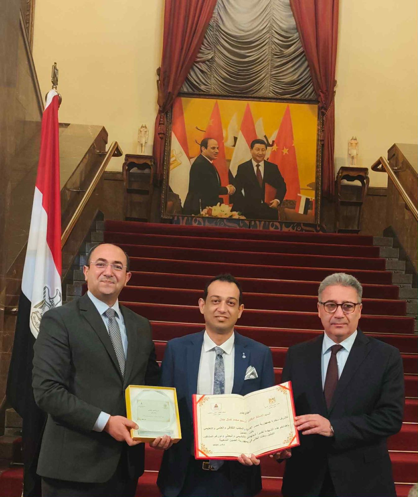 السفارة المصرية في بكين تُكرّم العالم المصري د. وسيم هلال بدرع «التميز العلمي»