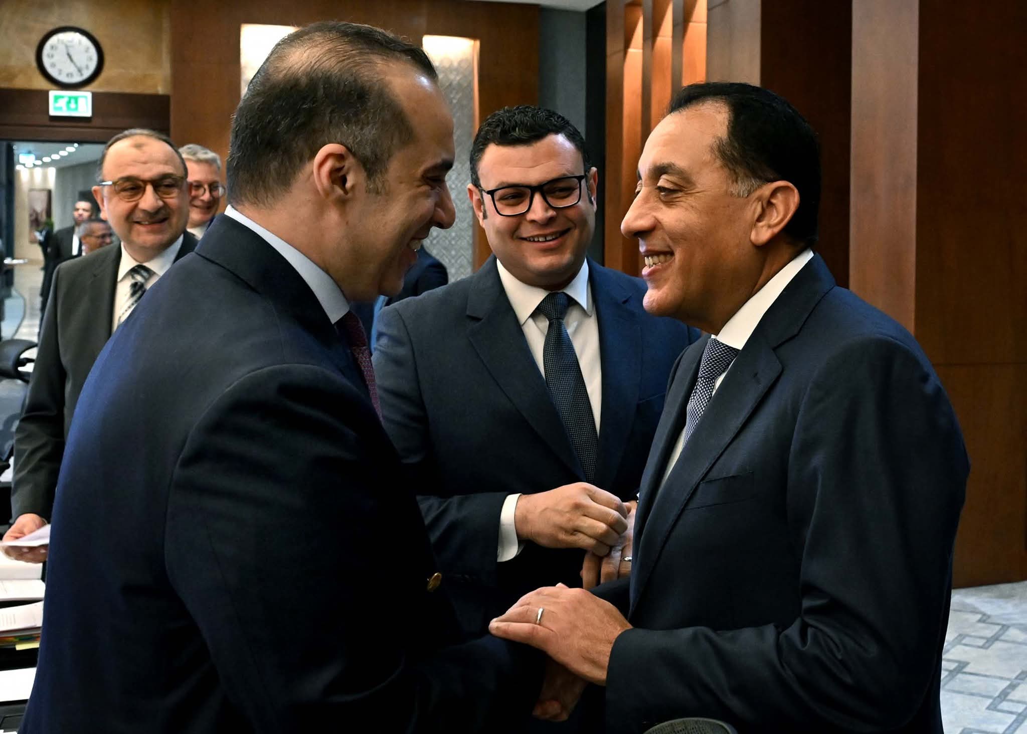 بعد تعرضه لوعكة صحية .. ترحيب واسع من رئيس الحكومة والوزراء بعودة وزير الشؤون النيابية للمشاركة في اجتماعات الحكومة 