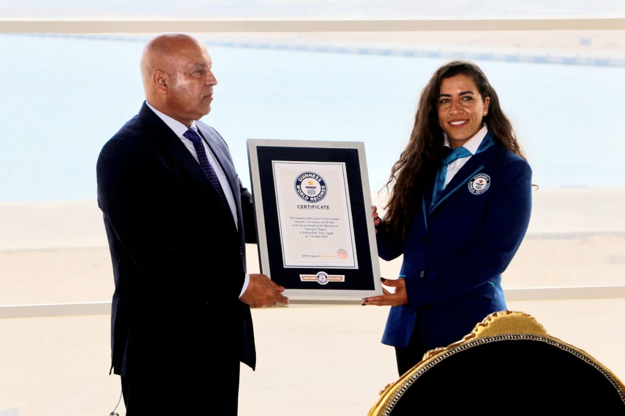 في إنجاز عالمي للموانئ المصرية - وزير النقل يتسلم شهادة موسوعة جينيس للأرقام القياسية لميناء السخنة